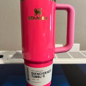 New Stanley The Pink Parade Quencher 30oz Tumbler